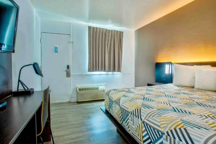 1 Full Bed  Non-Smoking Micfridge - foto 12