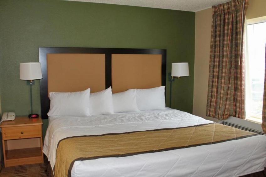 1 Queen Bed  Non-Smoking Kitchen - foto 14