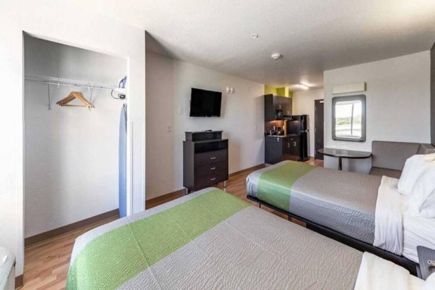 1 King Bed  Non-Smoking Kitchen - foto 12