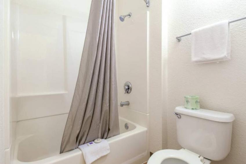 1 Queen Bed  ADA/RI Shower/Micfridge - foto 20