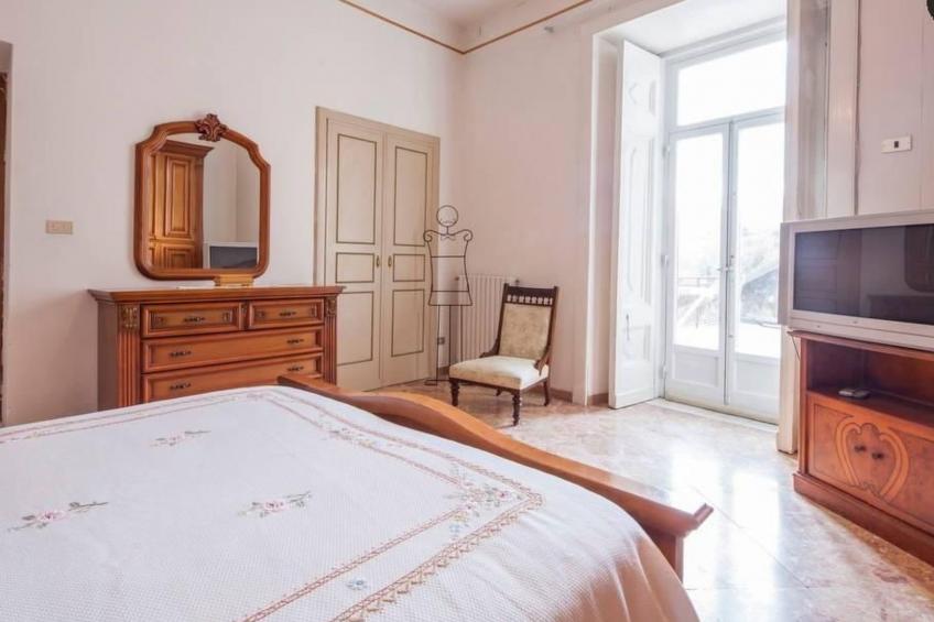 Haus in Cava De' Tirreni und Bergblick