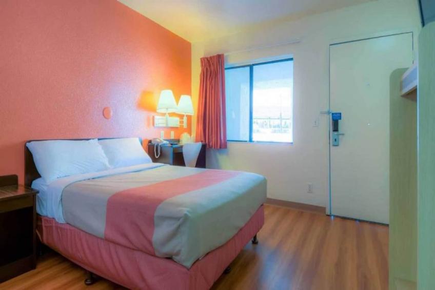 1 Full Bed  ADA/RI Shower/Mini Fridge - foto 6