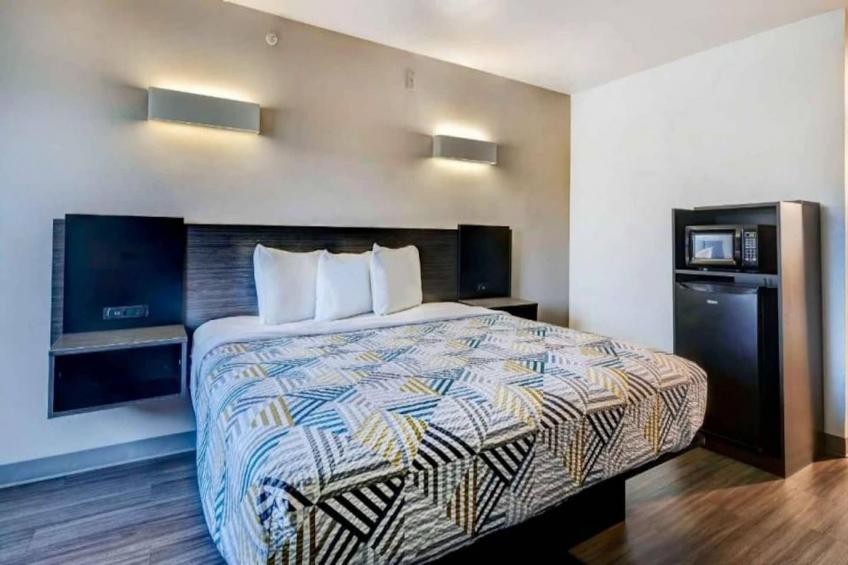 1 King - 2 Queen Beds  Suite Nsmk Sofa-Bed