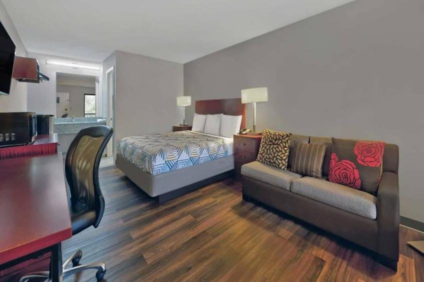 1 King Bed  Smoking Micfridge Sofa-Bed - foto 11