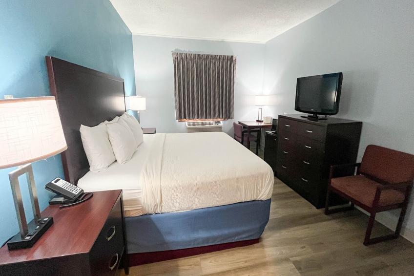 1 King Bed | Non-Smoking, Micfridge - foto 10