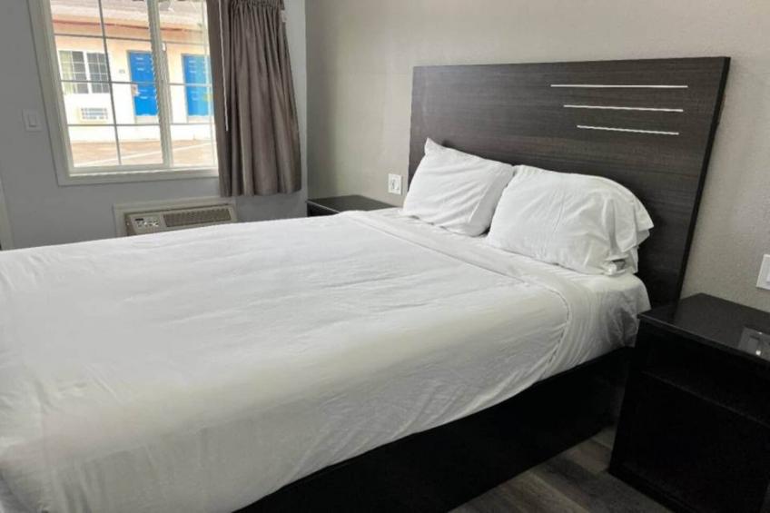 1 Queen Bed  Non-Smoking Micfridge - foto 25