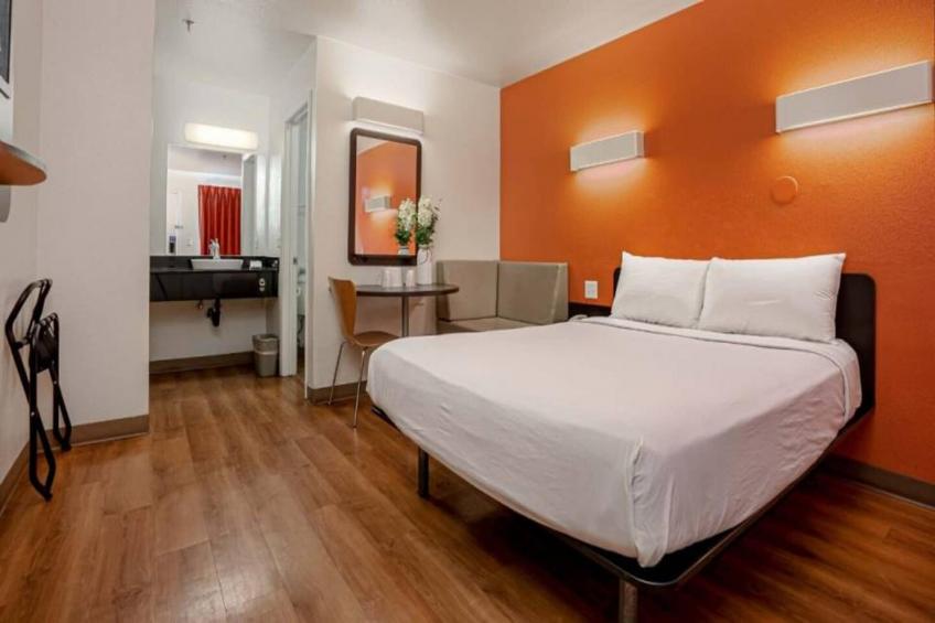 1 Queen Bed  Premium Mini Fridge - foto 10