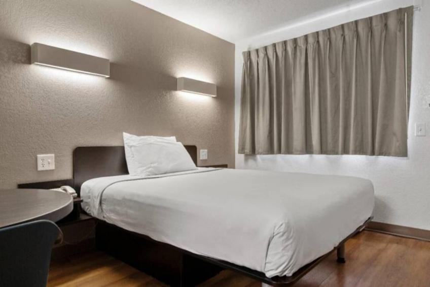 1 Queen Bed  ADA/RI Shower/Micfridge - foto 15