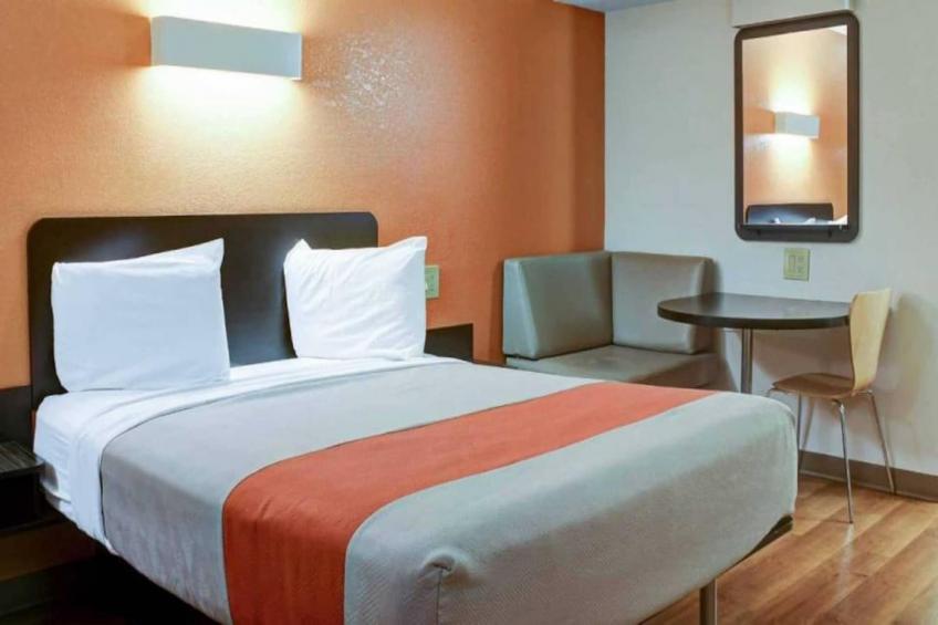 1 King Bed  Non-Smoking