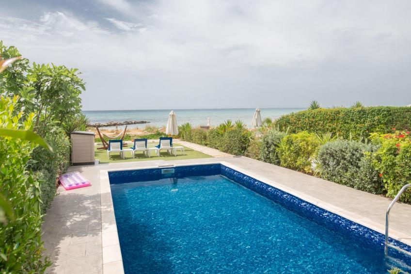 Moderne, geräumige Villa am Strand mit Pool - foto 2