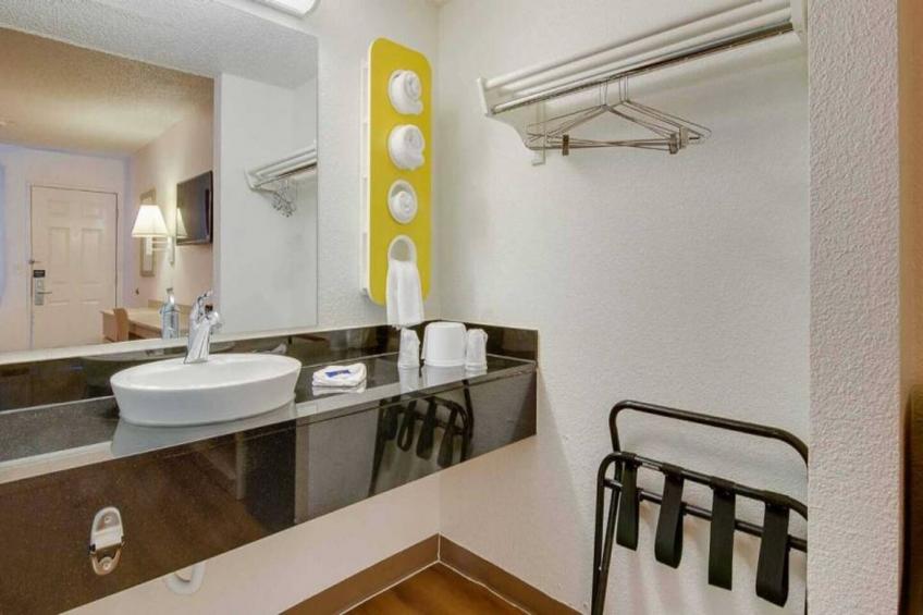 1 Queen Bed  Micfridge - foto 23