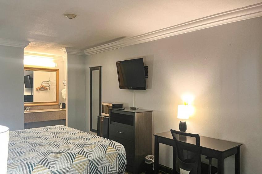 1 King Bed | Non-Smoking, Micfridge - foto 7