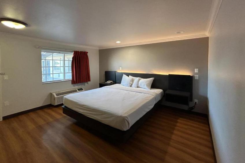 1 King Bed  Non-Smoking Micfridge - foto 5