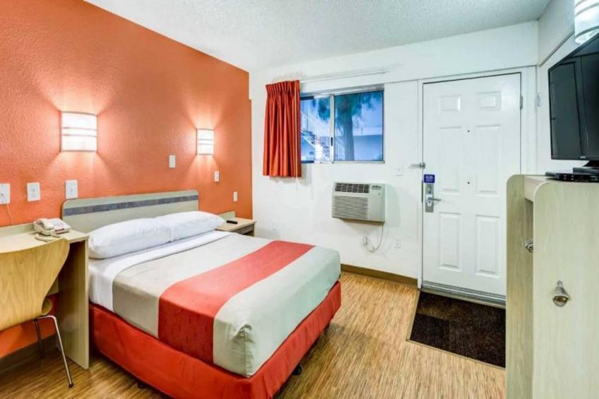 1 Full Bed  ADA/Tub - foto 10