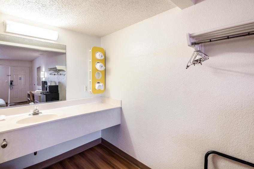 1 QUEEN BED  MOBILITY ACCESSIBLE TUB NSMK - foto 5