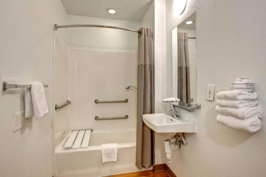1 Queen Bed  ADA/RI Shower - foto 13