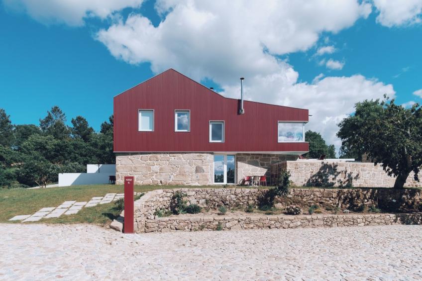 Haus in Vila Soeiro Do Chão mit privatem Parkplatz