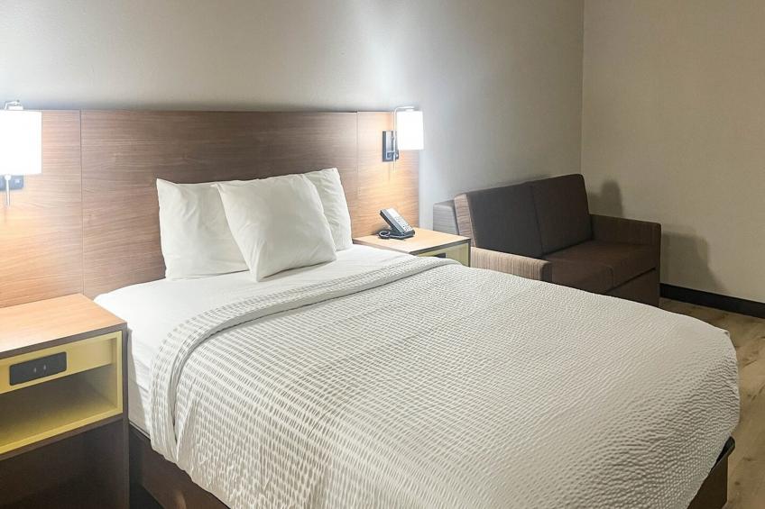 1 King Bed | Non-Smoking, Micfridge - foto 5