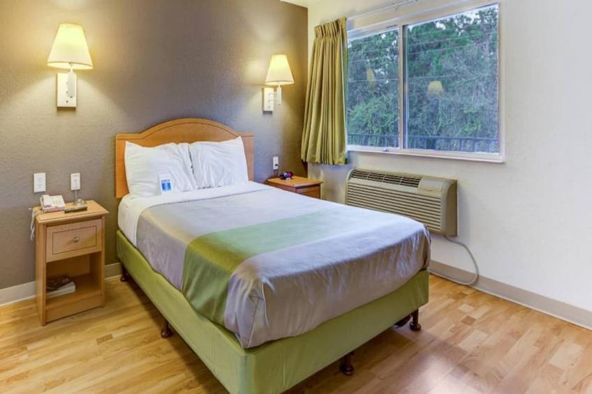 1 Queen Bed  Micfridge Smoking - foto 37