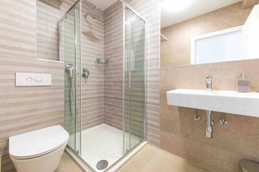 Expansive Retreat with Private Pool & BBQ, Near the Beach - Six Bedroom Villa - foto 24