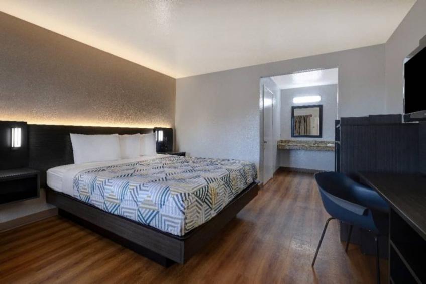1 King Bed  Non-Smoking Micfridge - foto 10
