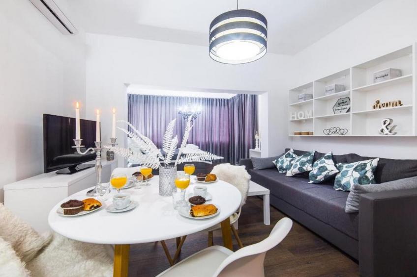 Charming Villa with Outdoor Pool, BBQ, and Sun Deck in Tranquil Kaštela Area - Five bedroom Villa - foto 3