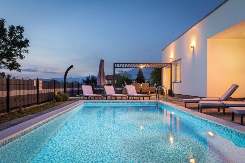 Villa with outdoor pool and whirlpool - BF-NTPK4