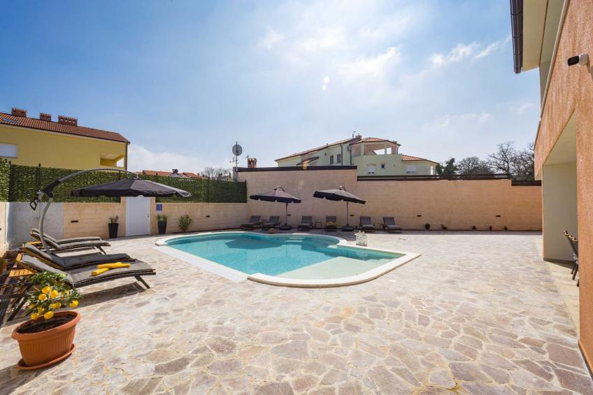 Villa Nur Amela with Pool, Jacuzzi, Darts - foto 41
