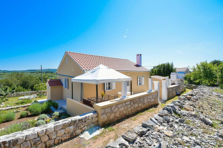 "Sakarun" mit Blick auf das Wasser