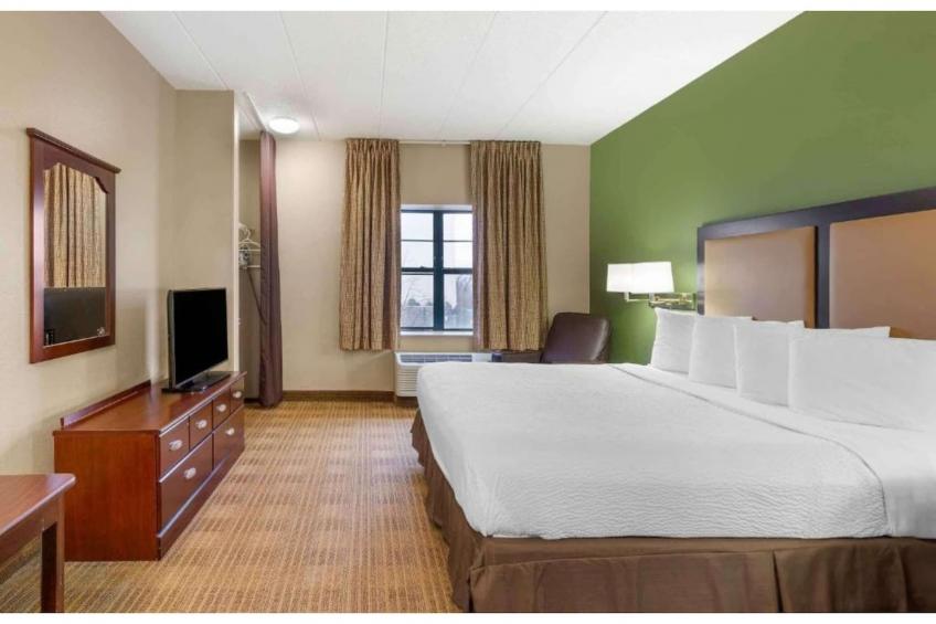 1 King Bed | Non-Smoking, Kitchen, Shower - foto 38