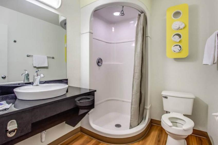 1 Queen Bed  ADA/RI Shower/Non-Smoking - foto 23