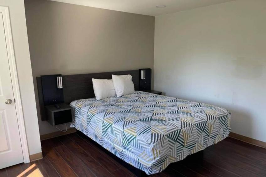 1 Queen Bed  ADA/RI Shower/Nsmk/Kitchen - foto 8