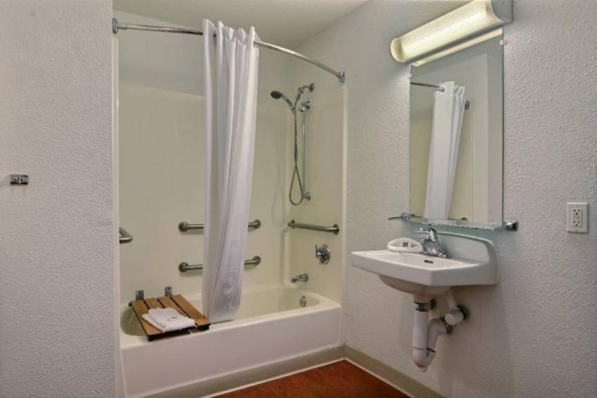 1 Queen Bed  Micfridge Non-Smoking - foto 34