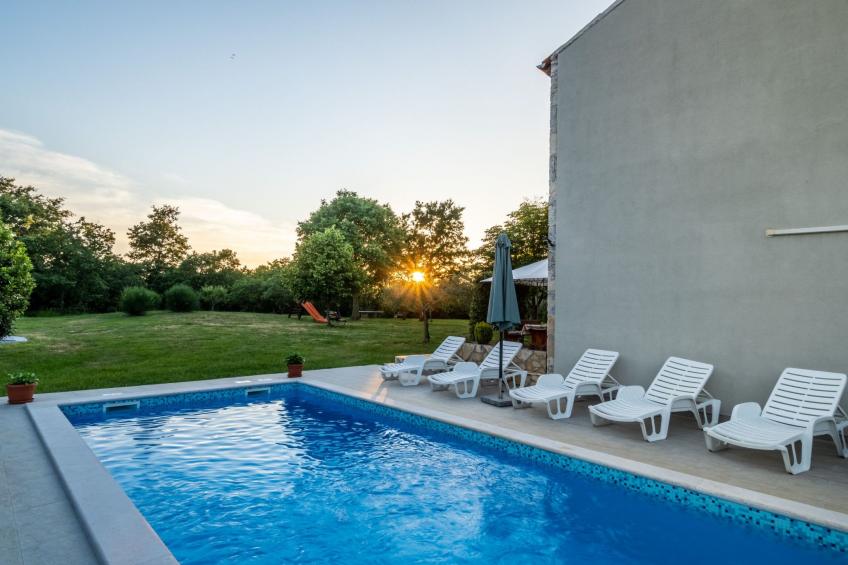 Schönes Haus mit großer grüner Umgebung, Pool - foto 39