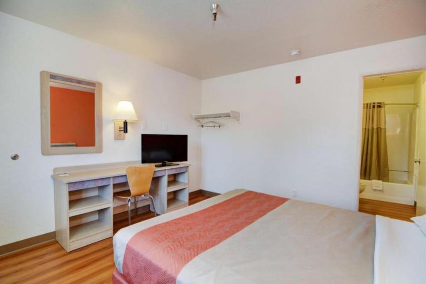 1 Queen Bed  Mini Fridge - foto 24