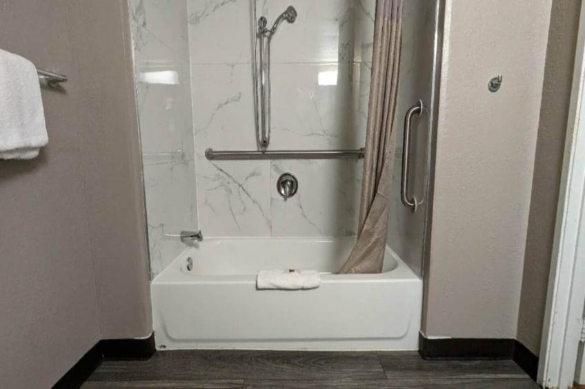 2 Full Beds  ADA/RI Shower/Premium/Micfridge - foto 30