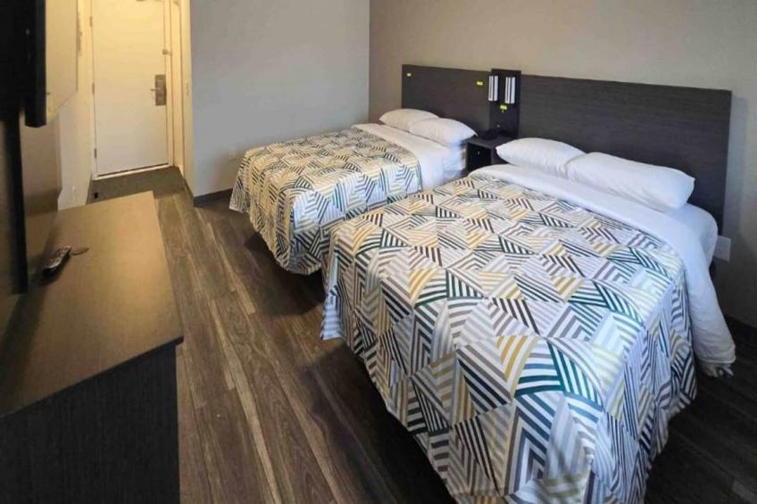 2 Queen Beds  Non-Smoking Micfridge - foto 26