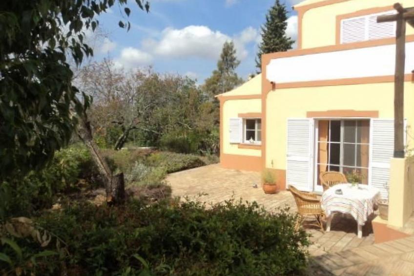 mit Balkon, Terrasse und Außenpool