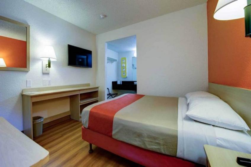1 Queen Bed  Premium Micfridge - foto 12