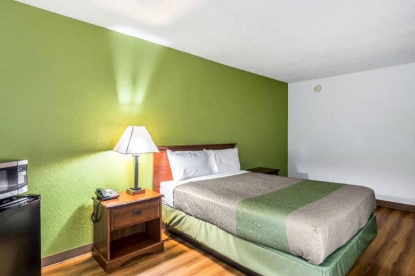 1 King Bed  Non-Smoking Micfridge - foto 15