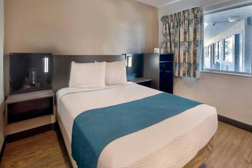 1 Queen Bed  Micfridge - foto 6
