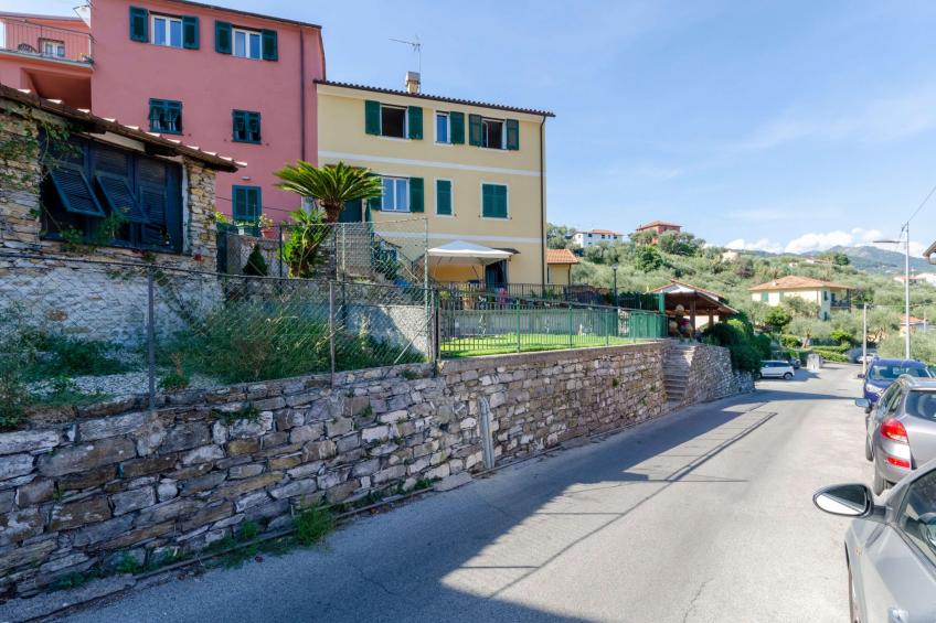 Wohnung im zweiten Stock mit Parkplatz und Garten
