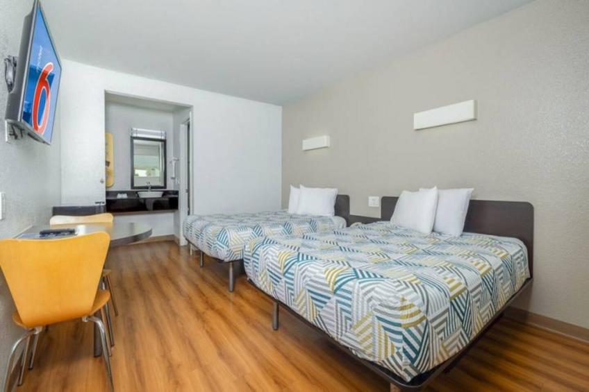 1 QUEEN BED  NON-SMOKING MINI FRIDGE - foto 9