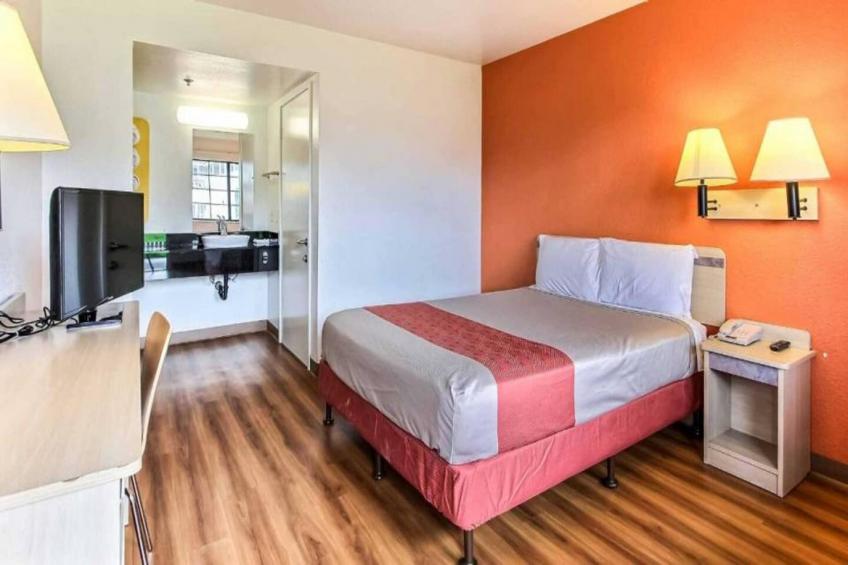1 Queen Bed  ADA/Tub - foto 8
