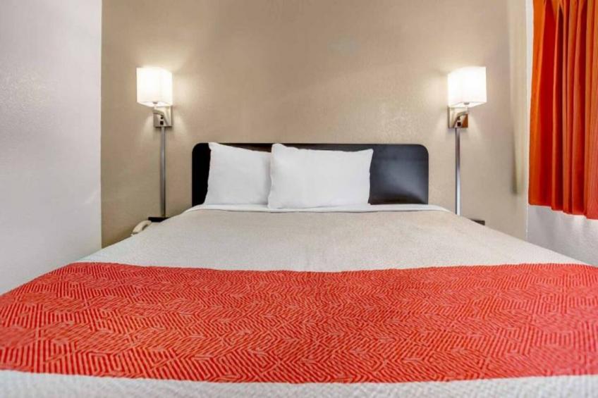 1 Full Bed  ADA/RI Shower - foto 8