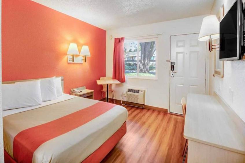 1 Full Bed  ADA/RI Shower - foto 9