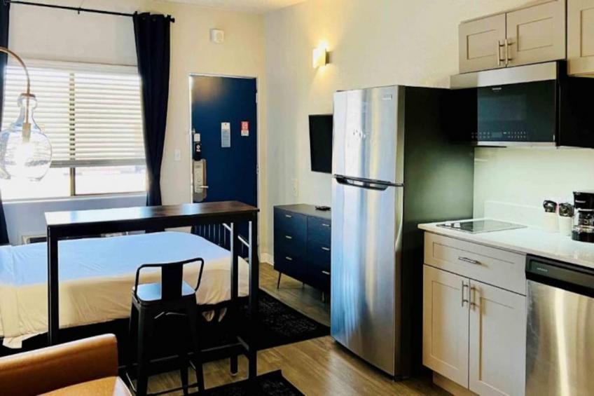 1 Queen Bed  Suite Non-Smoking Kitchen - foto 11