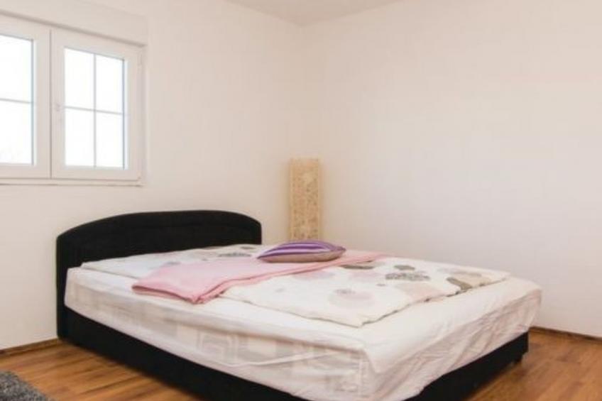 Laura mit Pool - foto 14