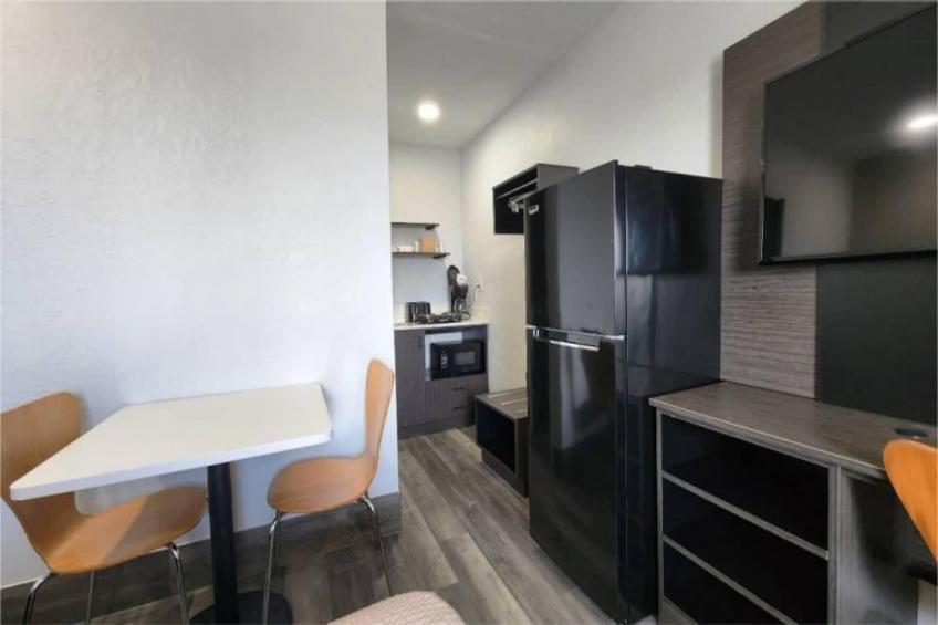 1 Queen Bed  Non-Smoking Kitchen - foto 12