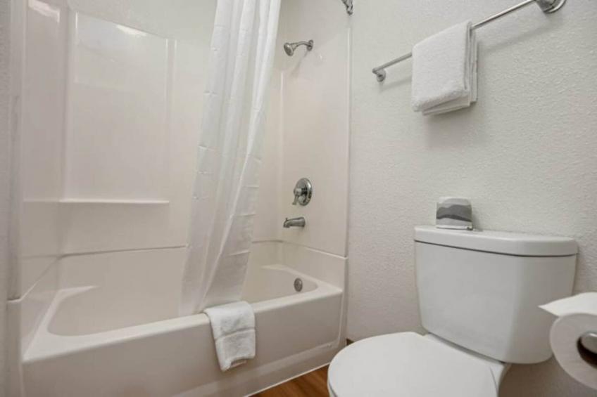 1 Queen Bed  Premium Mini Fridge - foto 20